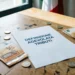 Foglio Definizione agevolata tributi comunali su scrivania con calcolatrice, martelletto e banconote euro