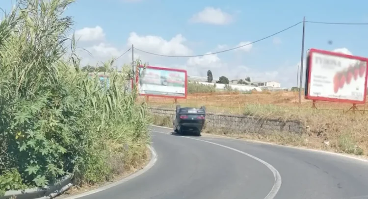 Santa Croce incidente sulla strada provinciale verso Scoglitti con auto ribaltata