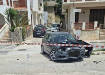 La scena dell'incidente sul lungomare Gagarin a Ribera con un'Audi danneggiata e l'area delimitata dai Carabinieri.