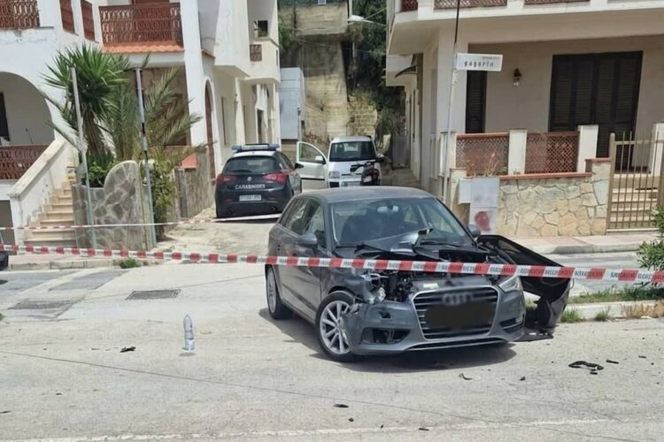 La scena dell'incidente sul lungomare Gagarin a Ribera con un'Audi danneggiata e l'area delimitata dai Carabinieri.
