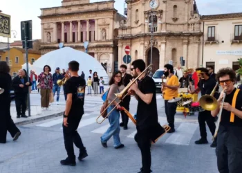 Performance al Scenica Festival 2026 in Piazza del Popolo a Vittoria, Ragusa