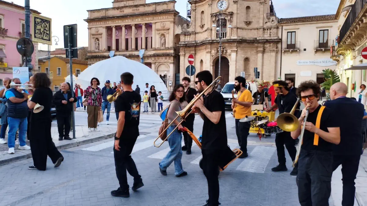 Performance al Scenica Festival 2026 in Piazza del Popolo a Vittoria, Ragusa