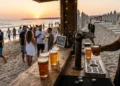 Spillatura birra artigianale a Marina di Modica durante Schiuma 2026