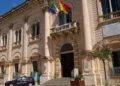 Comune di Scicli con edifici barocchi e piazza cittadina