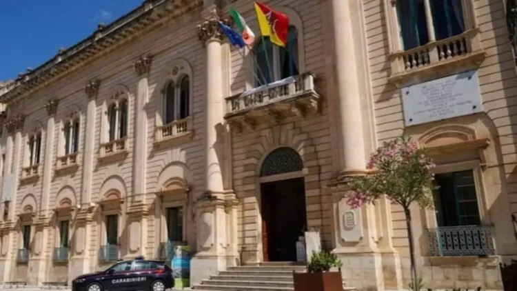 Comune di Scicli con edifici barocchi e piazza cittadina