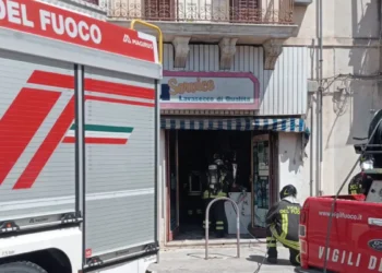 Vigili del fuoco davanti a una lavanderia a Scicli dopo una segnalazione di fumo