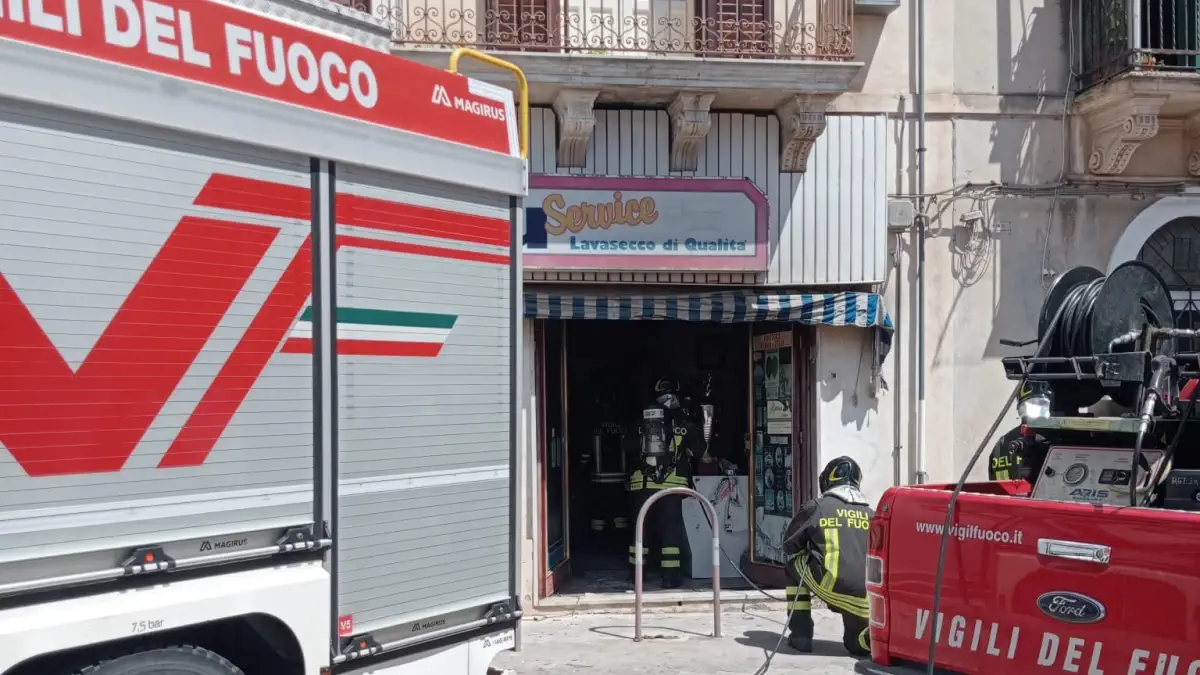 Vigili del fuoco davanti a una lavanderia a Scicli dopo una segnalazione di fumo