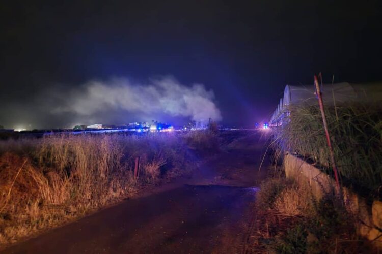 Scicli incendio Pezza Filippa con intervento dei Vigili del Fuoco nella notte