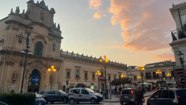 Riprese Rai nel centro storico di Scicli per il documentario sulla mostra di Giorgio De Chirico