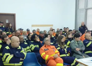 Volontari della Protezione civile durante esercitazione antincendio a Comiso