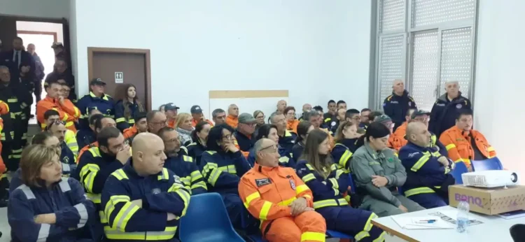 Volontari della Protezione civile durante esercitazione antincendio a Comiso