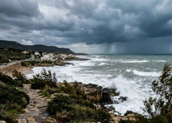 Sicilia maltempo weekend con cielo nuvoloso e mare mosso sul Canale di Sicilia