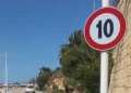 Segnaletica stradale con limite di velocità al porto turistico di Marina di Ragusa maggio 2026
