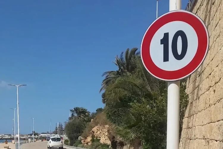 Segnaletica stradale con limite di velocità al porto turistico di Marina di Ragusa maggio 2026