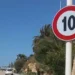Segnaletica stradale con limite di velocità al porto turistico di Marina di Ragusa maggio 2026
