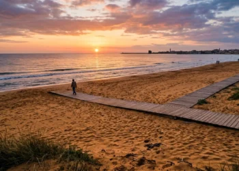 Veduta della costa sabbiosa di Pozzallo interessata dal dibattito sulle concessioni balneari.