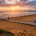Veduta della costa sabbiosa di Pozzallo interessata dal dibattito sulle concessioni balneari.