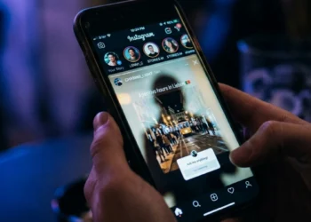 Smartphone con interfaccia Instagram aperta, storie visualizzate in anonimo nel 2026