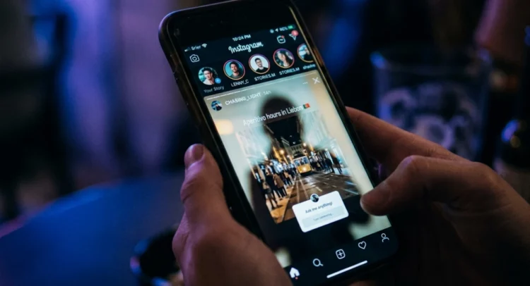 Smartphone con interfaccia Instagram aperta, storie visualizzate in anonimo nel 2026