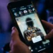 Smartphone con interfaccia Instagram aperta, storie visualizzate in anonimo nel 2026
