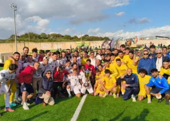 Calciatori del Modica Calcio festeggiano con la Supercoppa sul campo di Niscemi
