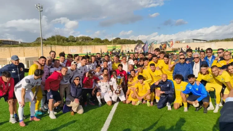 Calciatori del Modica Calcio festeggiano con la Supercoppa sul campo di Niscemi