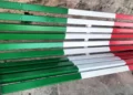 Dettaglio della panchina tricolore vandalizzata al belvedere del Pizzo a Modica 2026