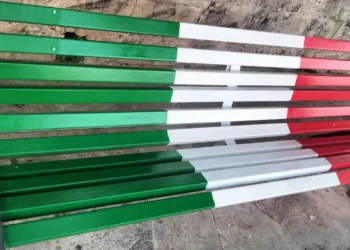 Dettaglio della panchina tricolore vandalizzata al belvedere del Pizzo a Modica 2026