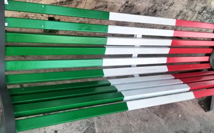 Dettaglio della panchina tricolore vandalizzata al belvedere del Pizzo a Modica 2026