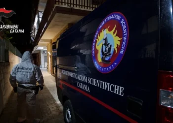 Mezzo del Nucleo Investigazioni Scientifiche dei Carabinieri durante un intervento notturno a Misterbianco.