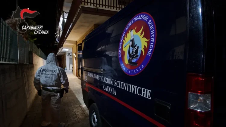Mezzo del Nucleo Investigazioni Scientifiche dei Carabinieri durante un intervento notturno a Misterbianco.