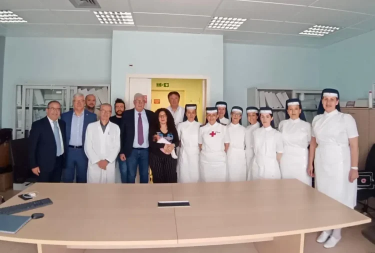 Allieve infermiere volontarie CRI durante tirocinio all'ospedale Giovanni Paolo II di Ragusa