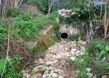 Veduta del torrente San Liberale a Modica con argini in pietra e lavori di messa in sicurezza