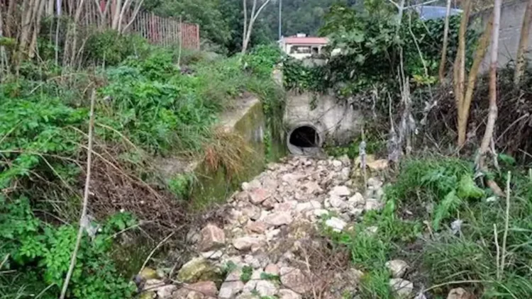 Veduta del torrente San Liberale a Modica con argini in pietra e lavori di messa in sicurezza