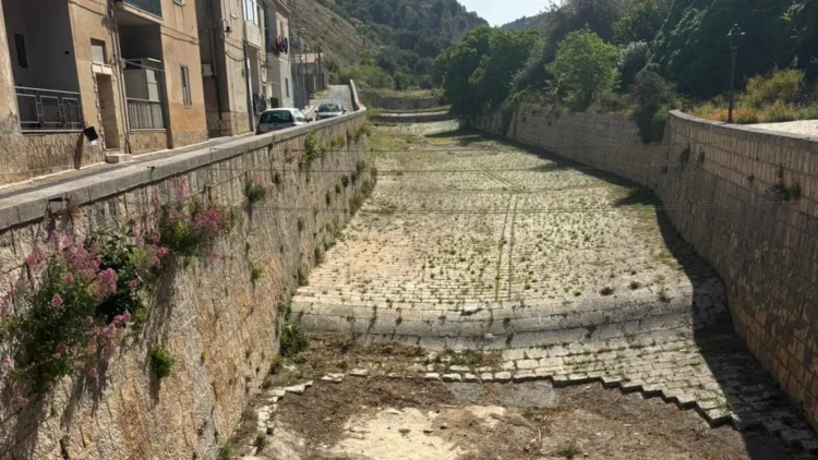 Alveo di torrente nel centro storico di Scicli, lavori sicurezza idrogeologica 2026