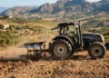 rattore agricolo in un campo siciliano durante la stagione di lavorazione 2025