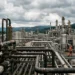 Impianto di estrazione gas con pipeline industriale sullo sfondo, paesaggio europeo