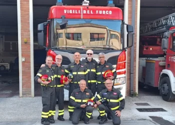 Elmi d'ordinanza dei Vigili del Fuoco allineati presso il Comando di Ragusa