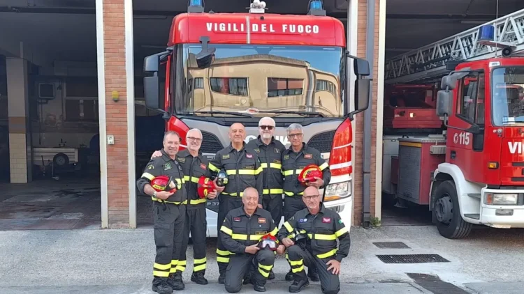 Elmi d'ordinanza dei Vigili del Fuoco allineati presso il Comando di Ragusa