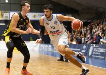 Giocatori della Virtus Ragusa basket durante una fase di gioco al PalaPadua a maggio 2026