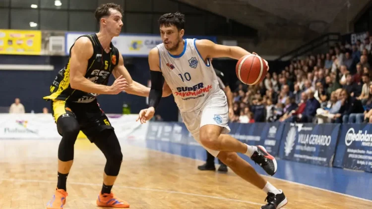 Giocatori della Virtus Ragusa basket durante una fase di gioco al PalaPadua a maggio 2026