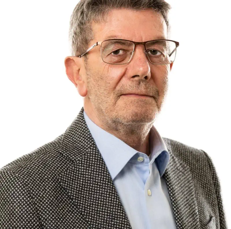 Vito D’Antona in un ritratto fotografico realizzato su sfondo neutro