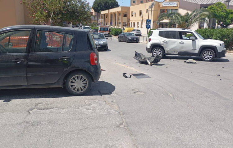 Auto coinvolte nel Vittoria incidente scuola davanti alla Pappalardo in via 1 Maggio
