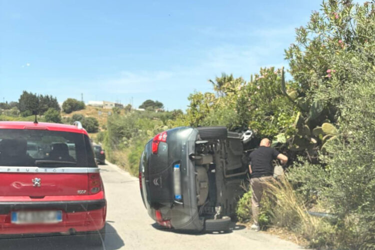 Vittoria incidente Sp5 con auto ribaltata sulla provinciale verso Comiso