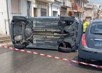 incidente stradale Vittoria via XX Settembre auto ribaltata