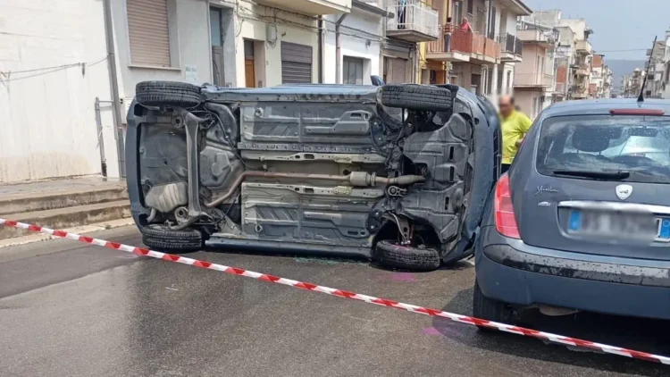 incidente stradale Vittoria via XX Settembre auto ribaltata