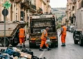 Rifiuti accumulati in una strada di Vittoria durante le criticità nella raccolta differenziata. foto archivio