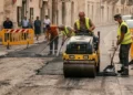 Operai al lavoro per il ripristino dell’asfalto in una strada di Vittoria