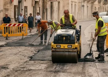 Operai al lavoro per il ripristino dell’asfalto in una strada di Vittoria