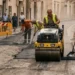 Operai al lavoro per il ripristino dell’asfalto in una strada di Vittoria